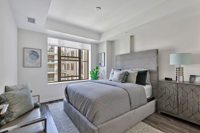 bedroom - 400 N Andrews Ave