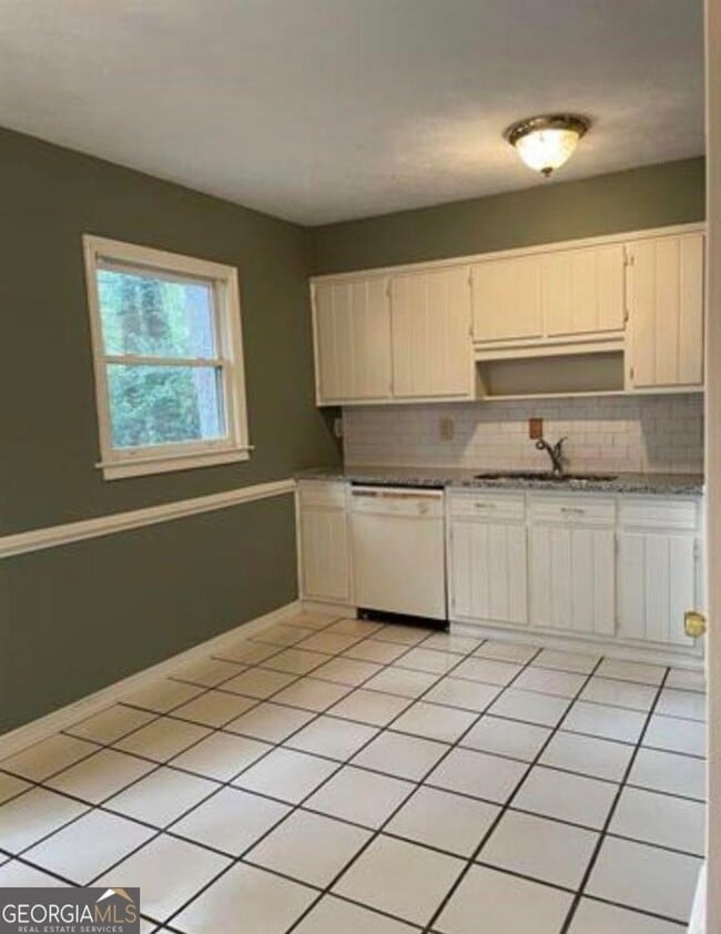 Building Photo - 2983 Deshong Dr SW
