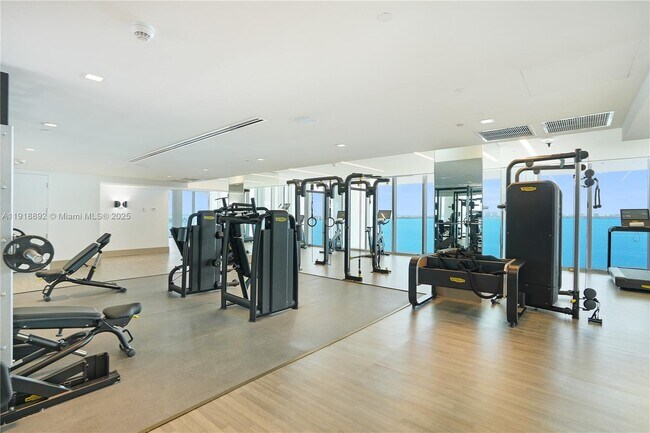 Building Photo - 700 NE 26th Terrace