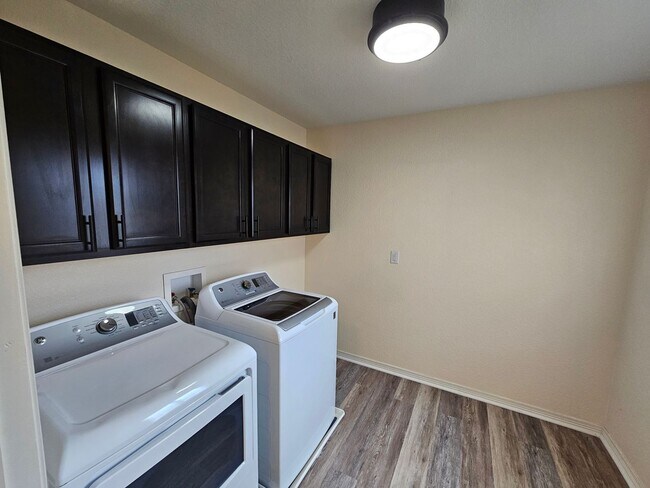 Building Photo - 4 Bed 3 Bath in Lorson Ranch!!