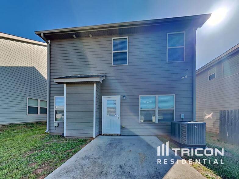 Building Photo - 204 Leland Ln
