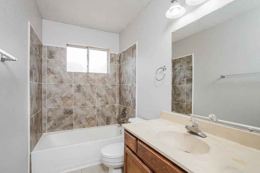 Building Photo - 6862 Heather Hollow Dr