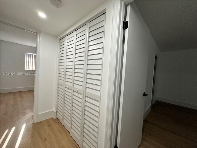 Building Photo - 10425 SW 112th Ave