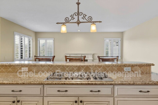 Building Photo - 493 Summerhill View