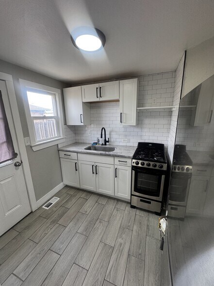 Building Photo - 7384 Oneida Dr