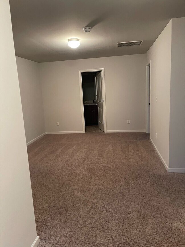 Building Photo - 124 Daisy Cir