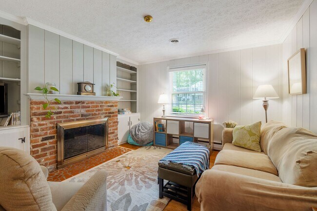 Building Photo - Beautiful Single-Level Home with In-Law Suite and Expansive Yard ***Available Early August 2026***