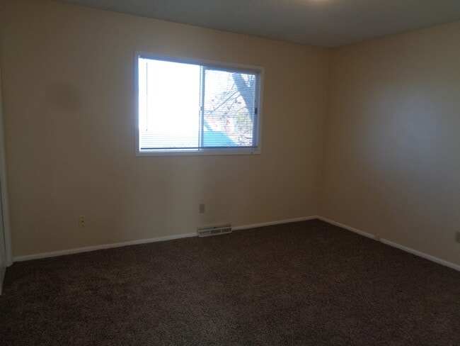 Building Photo - 4 Bedroom House with Newer Carpet and oversized 2 Car Garage!