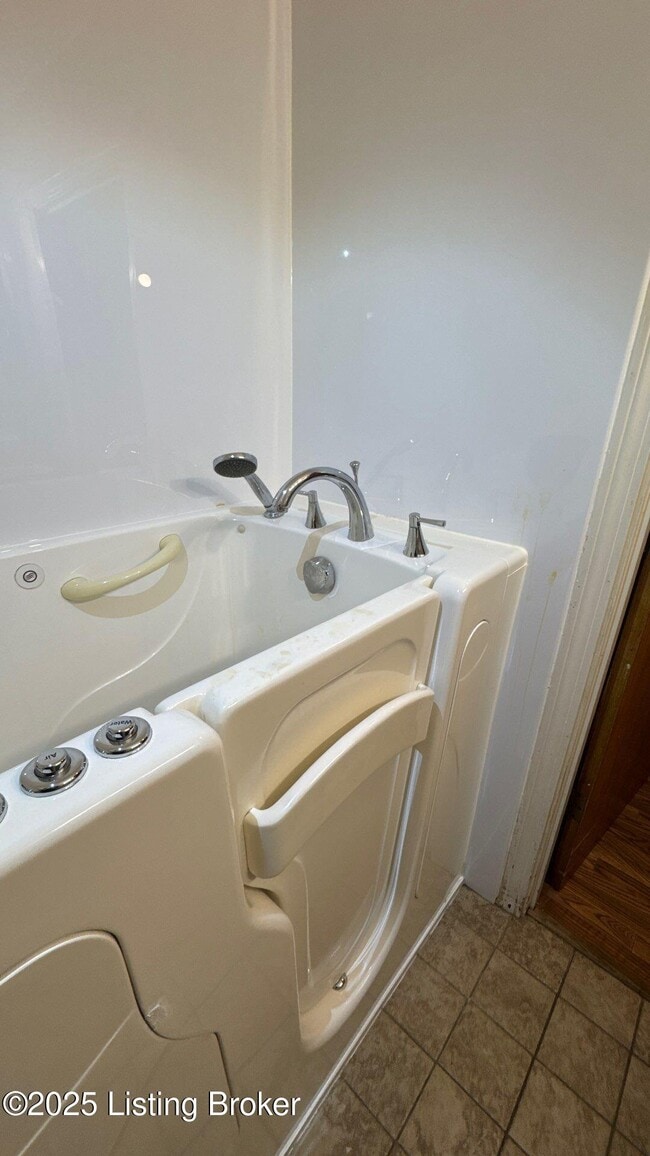 Building Photo - 6001 Applegate Ln