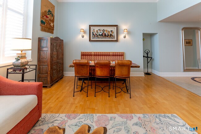 Building Photo - 6 School St