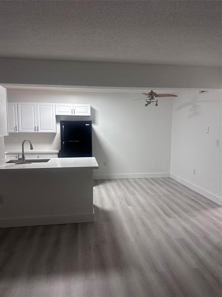 Building Photo - 450 Palm Cir W