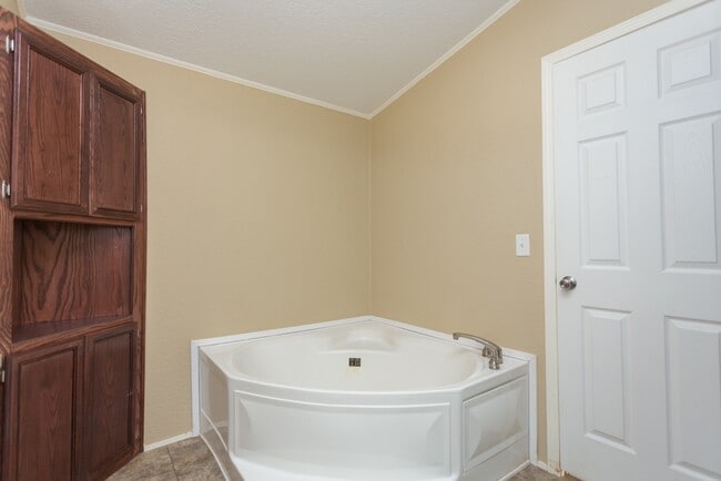 Building Photo - 15716 Country Way