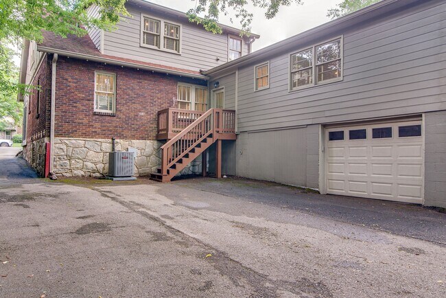 Building Photo - 2610 Woodlawn Dr