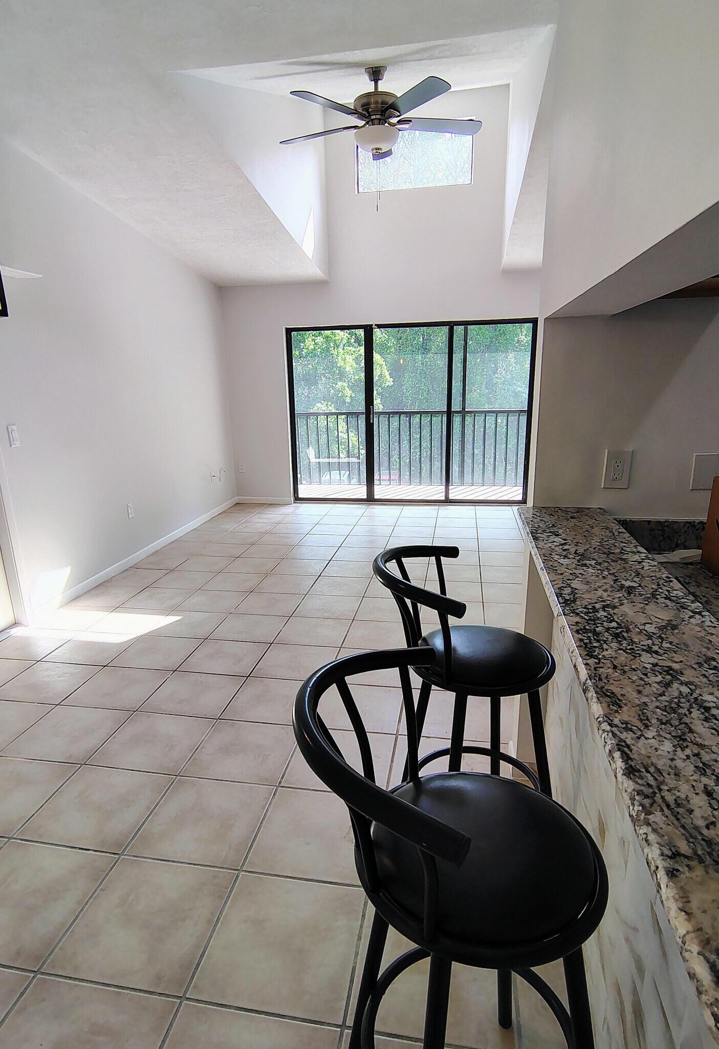 Breakfast bar w/granite countertop - 1353 Pine Ridge Cir E