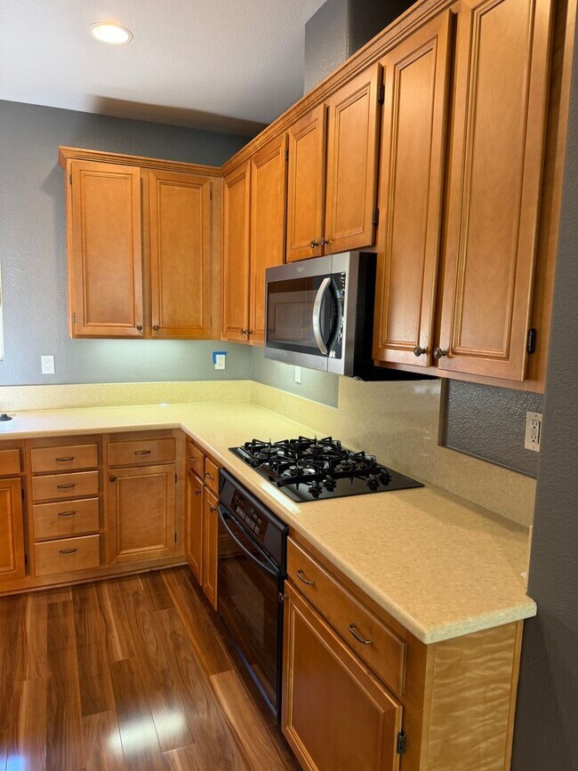 Building Photo - ESCALA - Luxury 2 / 2.5 Townhouse + 2 Car Garage in Gated Escala Community