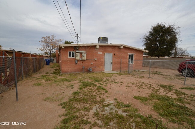 Building Photo - 20 E Susana St