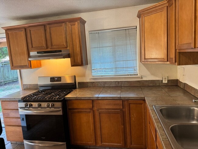 Building Photo - 2 bedroom