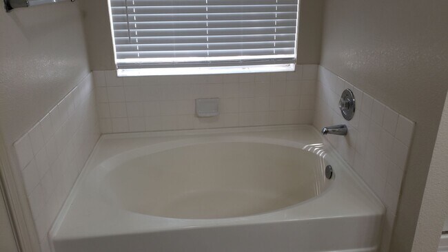 Building Photo - ONLY $2,550 PER MONTH FOR THIS SPACIOUS RANCH STYLE HOME -  2056 SQ FT / 3BDRM/2BATH/3GARAGE ON O...