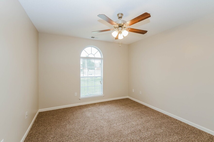Building Photo - 5733 Fawn Dr