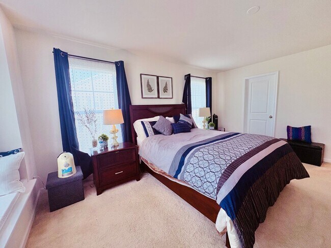 Building Photo - EMBREY MILL - END UNIT TOWNHOUSE