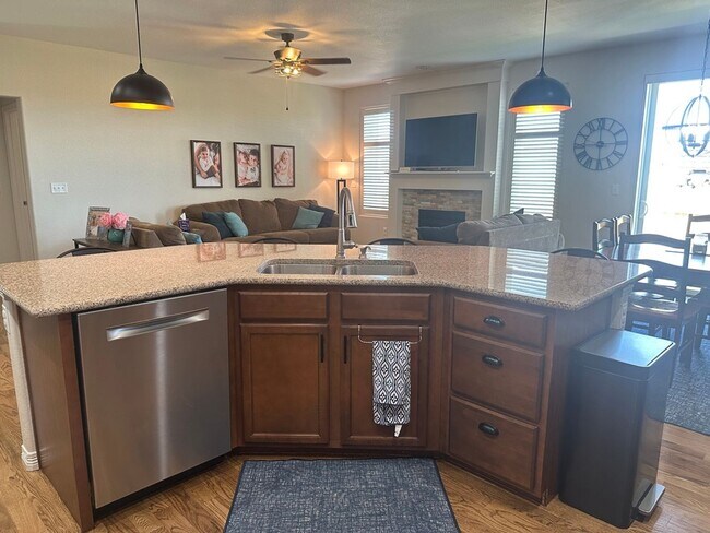 Building Photo - Beautiful 5 bedroom ranch home in (D49)