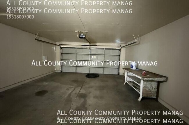 Building Photo - 2277 Oak Ave