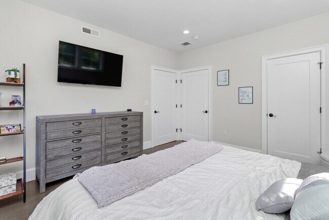 Building Photo - 2 Elm St