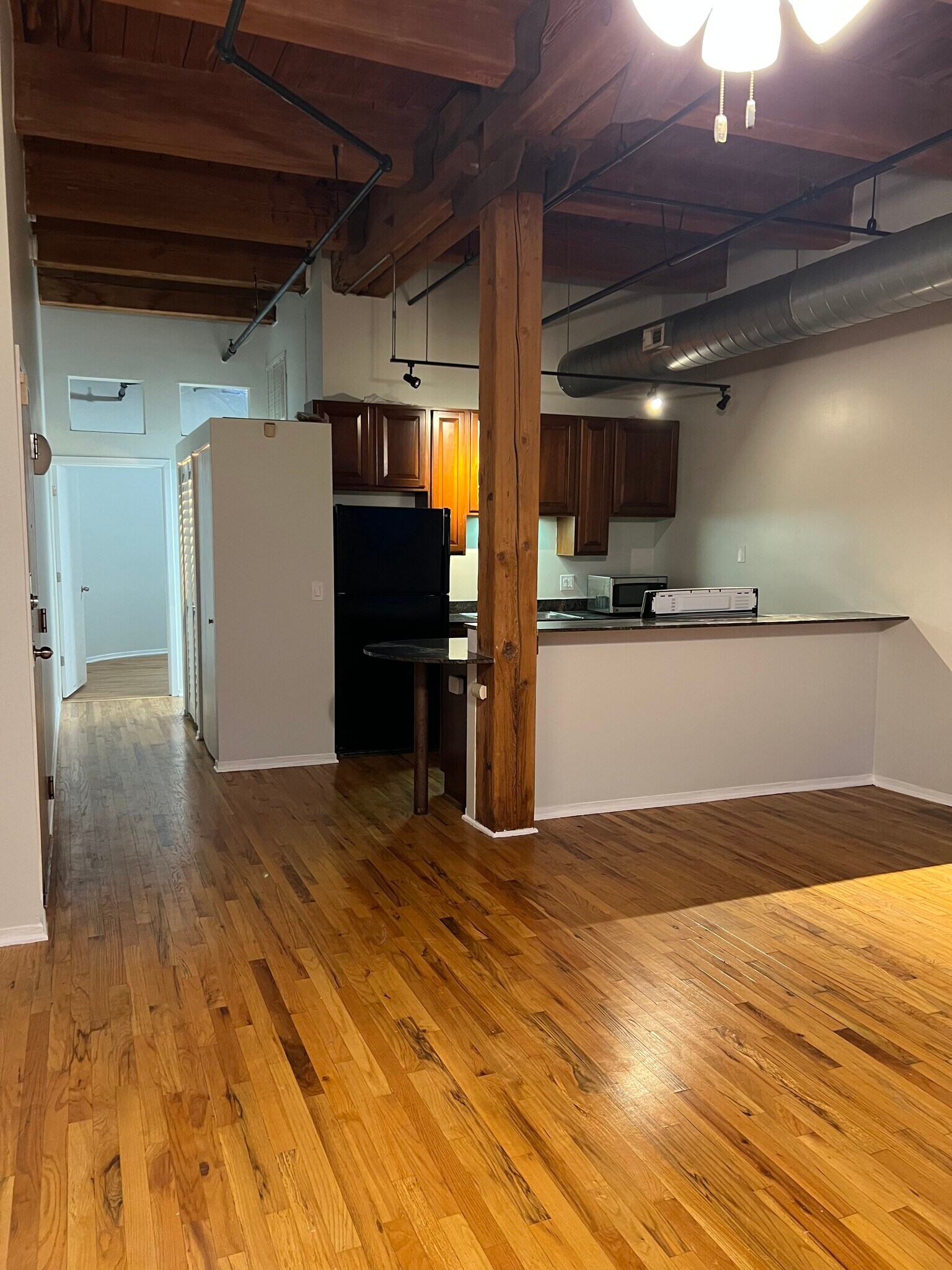 Building Photo - 1250 W Van Buren St