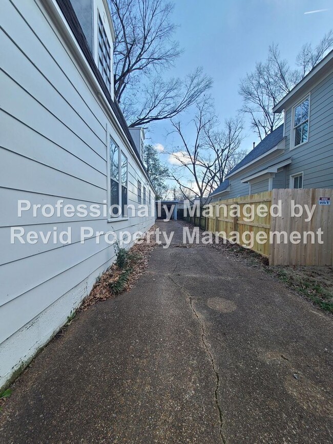 Building Photo - HUGE home in East Buntyn near U of M