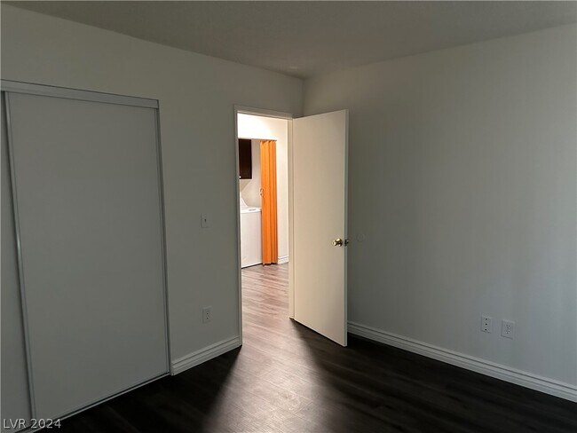 Building Photo - 1121 Willow Tree Dr