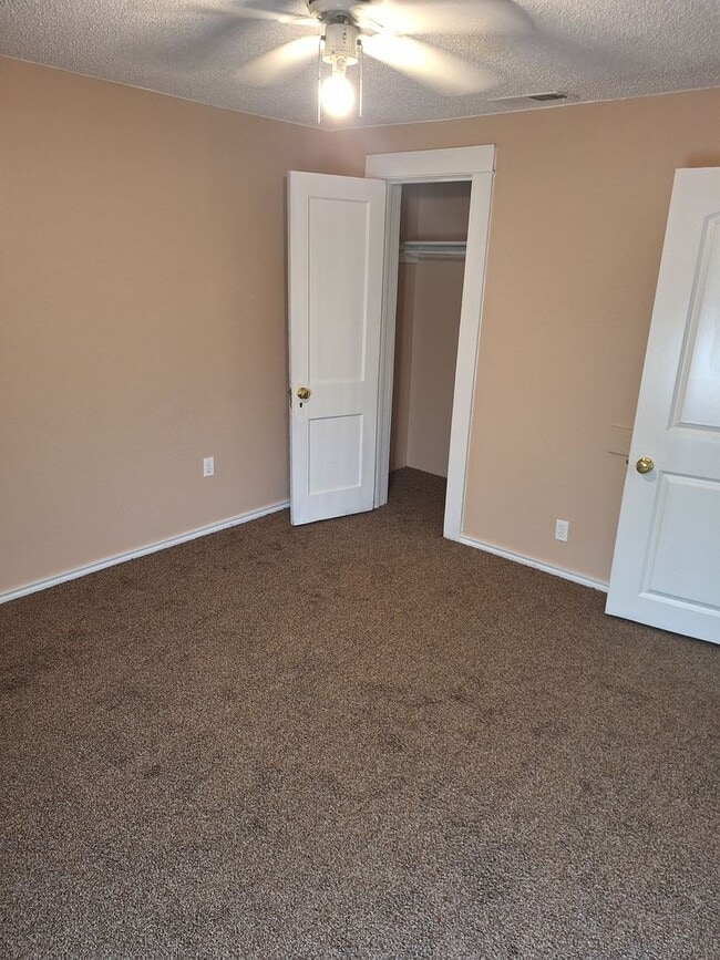 Building Photo - 2 bedroom, 1 bath