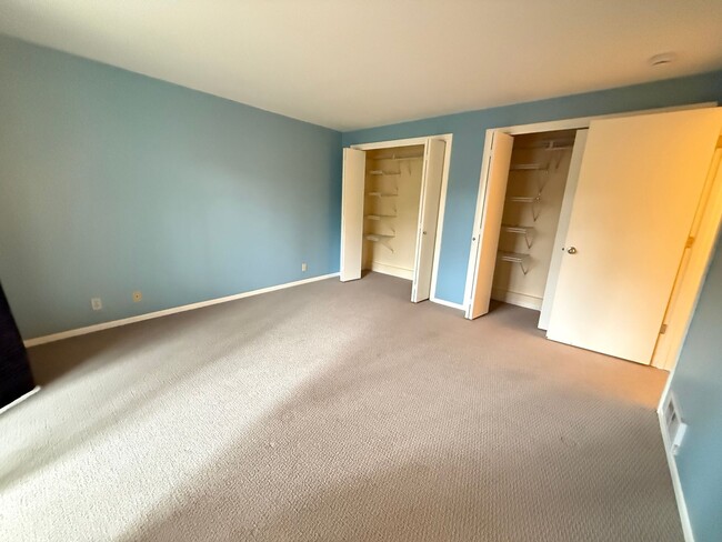 Building Photo - 2 Bed/2.5 Bath Townhome with Garage, Pool and Tennis Court