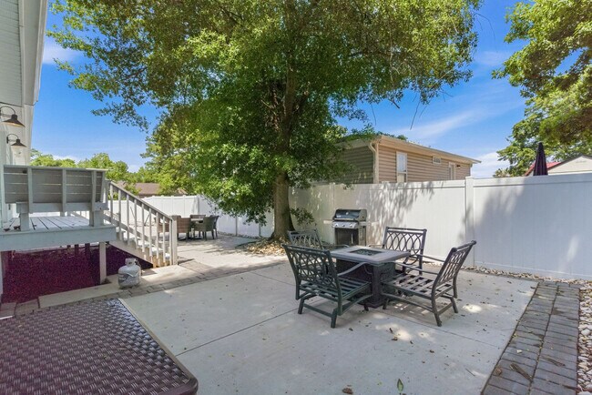 Building Photo - 433 Belle Dr