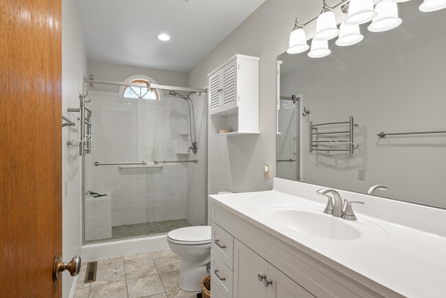 Building Photo - 438 Sylvan Dr