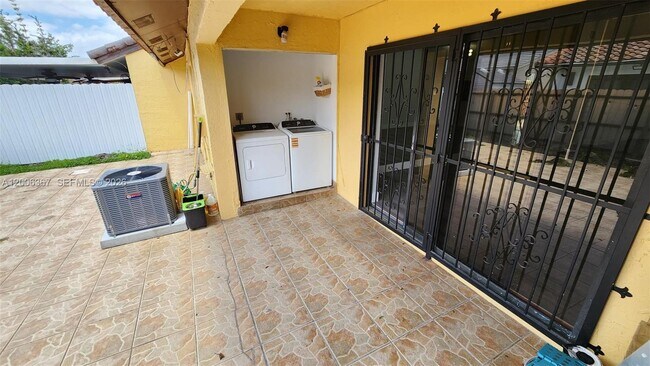 Building Photo - 5046 SW 145th Ave