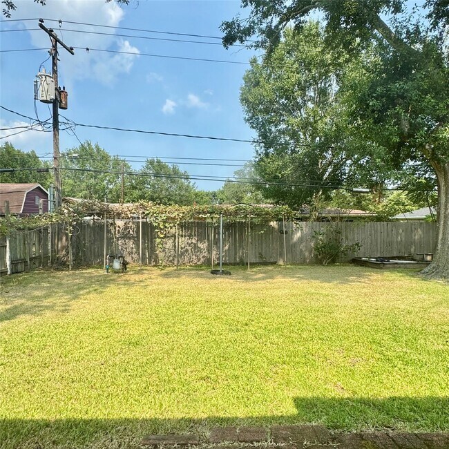 Building Photo - 1701 Gillette St