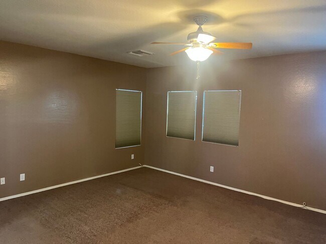 Building Photo - 16412 W Hope Dr