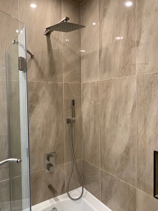 Building Photo - 410 W Maple Ave