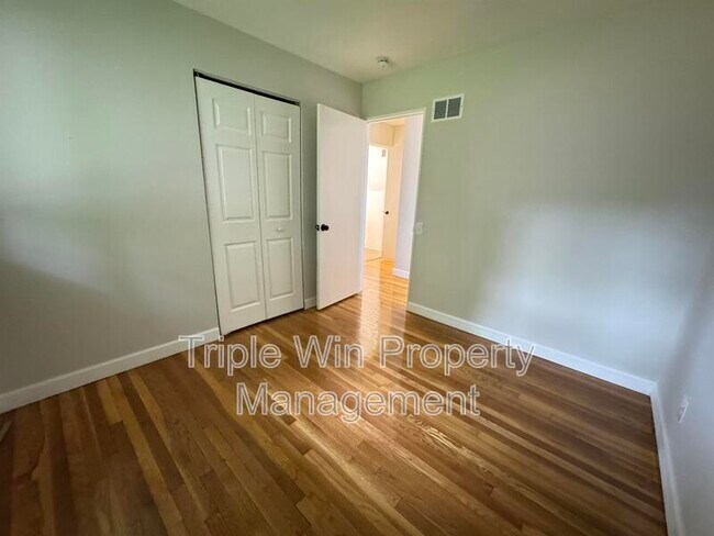 Building Photo - 10655 Hallwood Dr