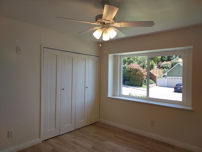 Building Photo - 3bd/2 bath washer/dryer hook ups/Large  pr...