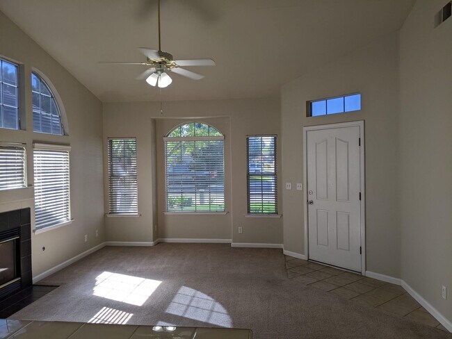 Building Photo - NE Fresno home close to Clovis North offer...