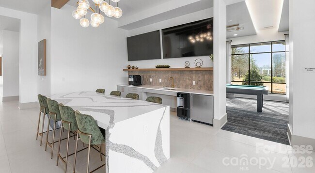 Building Photo - 2546 Perimeter Pointe Pkwy