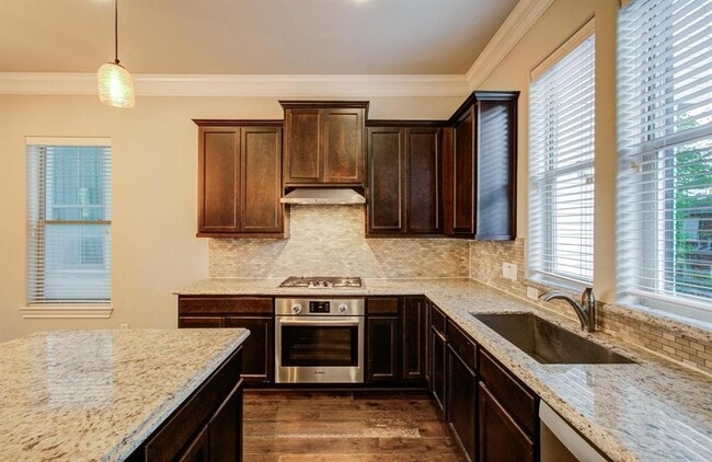 Building Photo - 610 Delano St