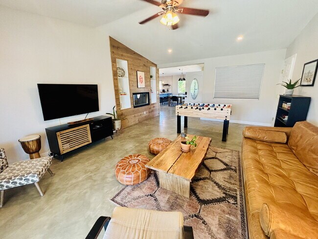 Building Photo - Rare Opportunity for Spacious, Modern Sout...