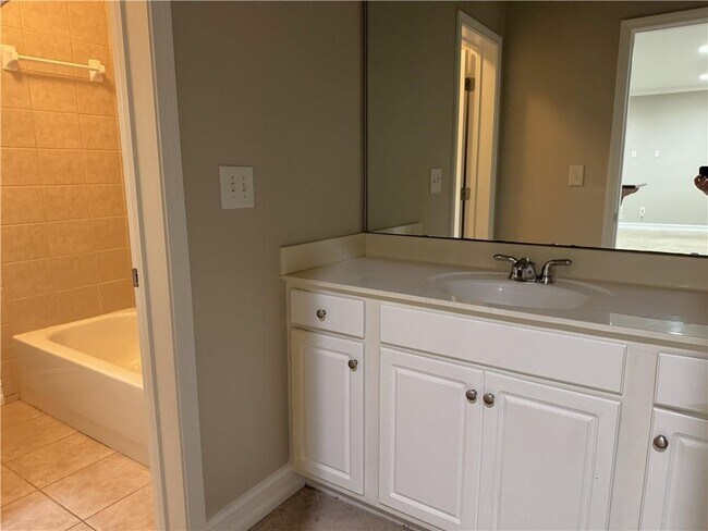 Building Photo - 889 Lenox Ct NE