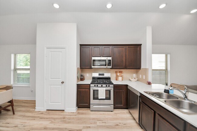 Building Photo - 1114 Bulwark