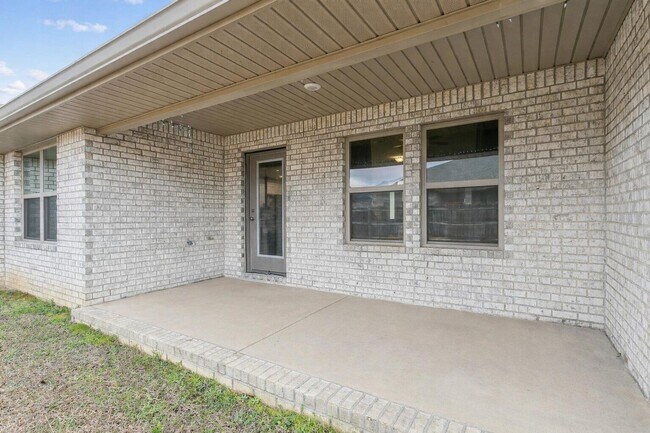 Building Photo - Beautiful Custom Build Home in North Crestview
