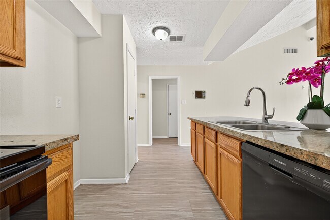 Building Photo - 6822 Dusty Dawn Dr