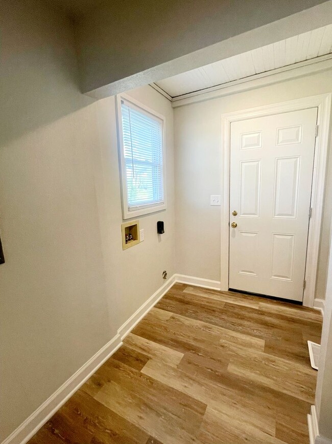 Building Photo - 2 Living Area's & 2 Car Garage - Near MSU,...
