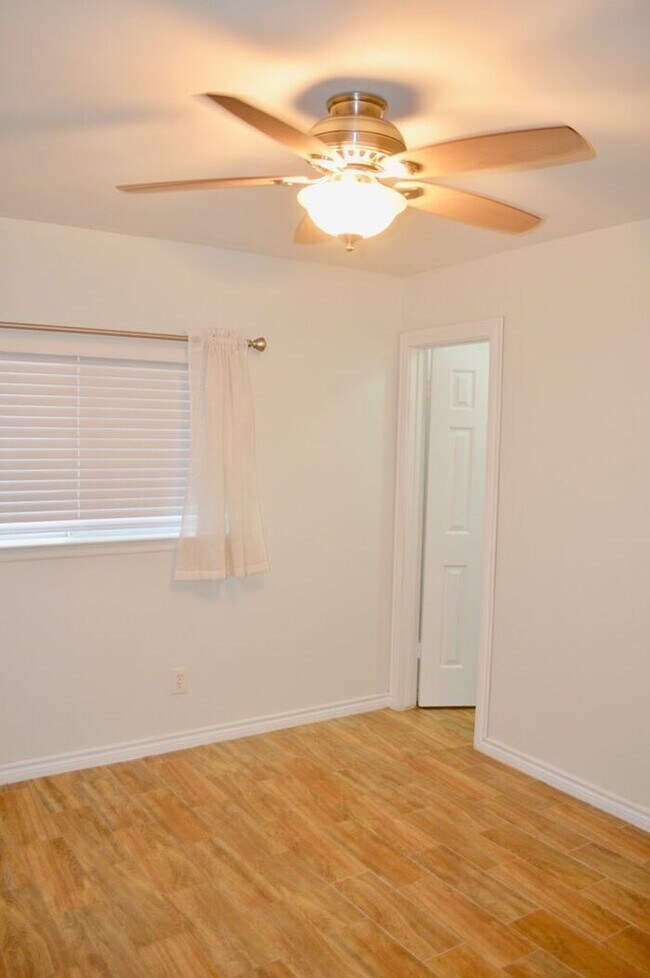 Building Photo - Property for rent